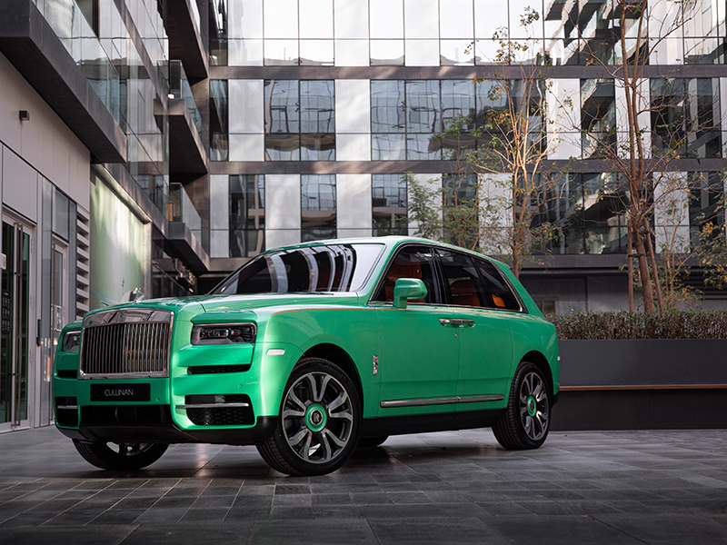 رولز-رويس كالينان تصل إلى دبي بلون أخضر فريد وجريء